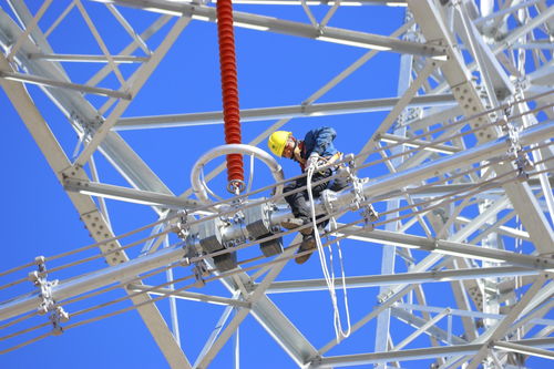 用電負(fù)荷創(chuàng)新高 國(guó)網(wǎng)甘肅電力員工戰(zhàn)高溫保供電