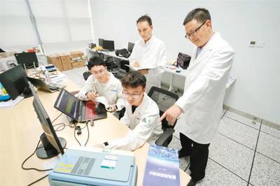 在南瑞集團-西安交大新型電力系統(tǒng)聯(lián)合研發(fā)中心,科研人員正在開展研發(fā)工作。 (西安交大供圖)